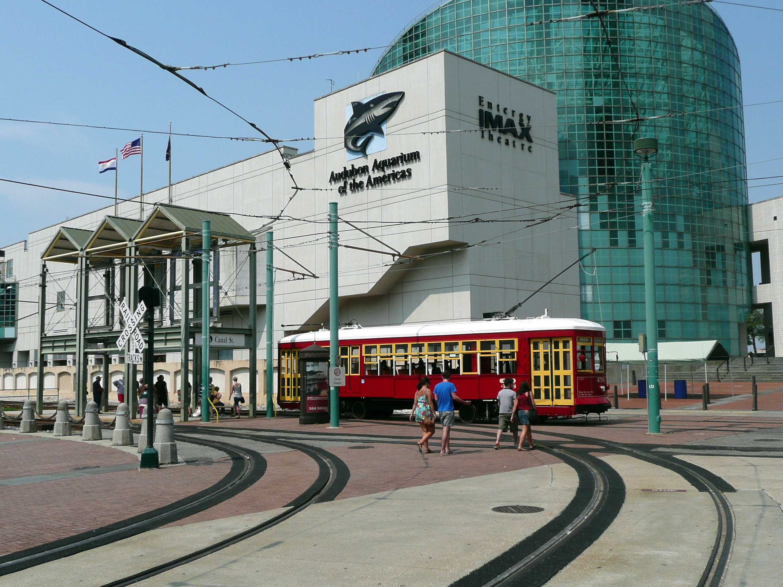 Aquarium_of_the_Americas_and_Red_Streetcar